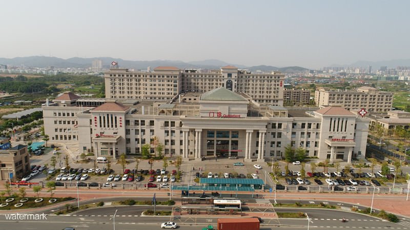 廣東醫(yī)科大學(xué)——附屬東莞第一醫(yī)院測溫人臉粵康碼擺閘項目