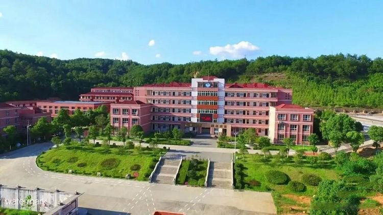 江西省安福縣城北學(xué)?！梢苿又悄荛l機解決校園“消防通道、校園信息推送”難題