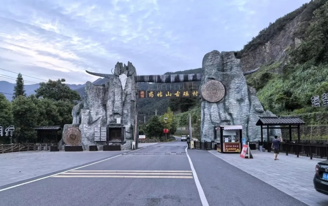 中華古瑤第一村上線鐵軍智能景區(qū)檢票閘機